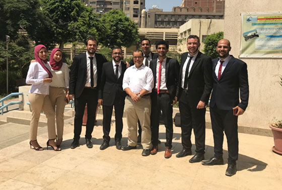 بالفيديو: 9 طلاب مصريين يبتكرون سيارة تعمل بالهواء لتوفير الطاقة والتكلفة صورة رقم 2