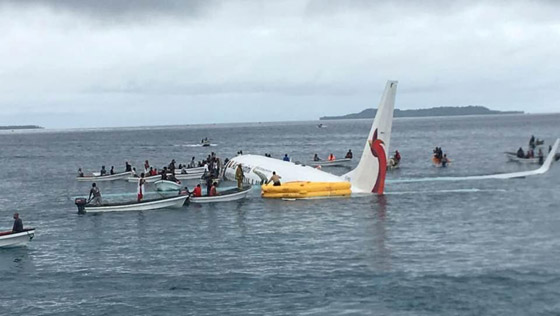 بالفيديو والصور.. نجاة 47 شخصاً بأعجوبة بعد سقوط طائرتهم ببحيرة صورة رقم 2