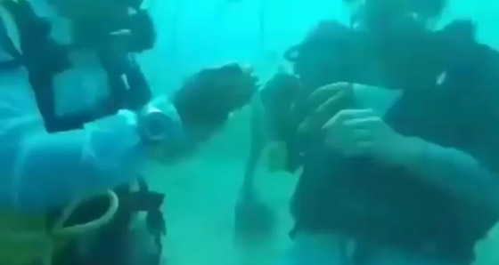بالفيديو.. شاهدوا شاب مصري يعقد قرانه على بريطانية تحت الماء صورة رقم 1