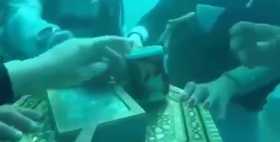 بالفيديو.. شاهدوا شاب مصري يعقد قرانه على بريطانية تحت الماء صورة رقم 4