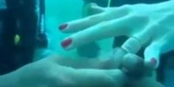 بالفيديو.. شاهدوا شاب مصري يعقد قرانه على بريطانية تحت الماء صورة رقم 3