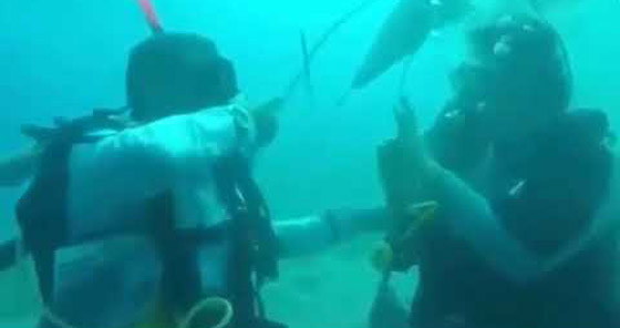بالفيديو.. شاهدوا شاب مصري يعقد قرانه على بريطانية تحت الماء صورة رقم 5