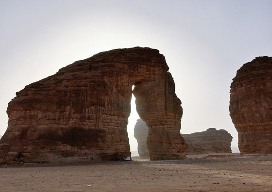 أغرب الصخور الهائلة: صخرة الفيل العملاقة في السعودية تشكلت من الصخور الرملية صورة رقم 3