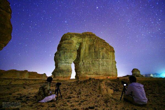 أغرب الصخور الهائلة: صخرة الفيل العملاقة في السعودية تشكلت من الصخور الرملية صورة رقم 9