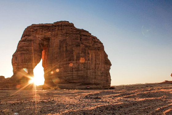أغرب الصخور الهائلة: صخرة الفيل العملاقة في السعودية تشكلت من الصخور الرملية صورة رقم 10
