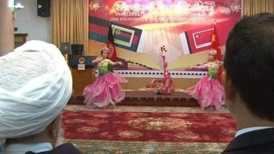 صور تثير ضجة كبيرة بسبب رقص فتيات بملابس ضيقة أمام متشددون أفغان صورة رقم 1 صور تثير ضجة كبيرة بسبب رقص فتيات بملابس ضيقة أمام متشددون أفغان صورة رقم 1