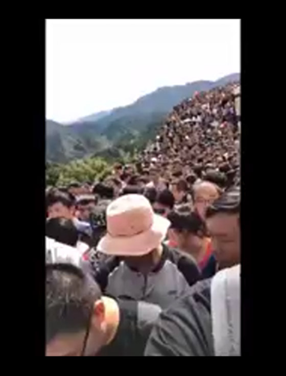 فيديو غريب.. طوفان من البشر عاجز عن الحركة يغزو سور الصين العظيم صورة رقم 1