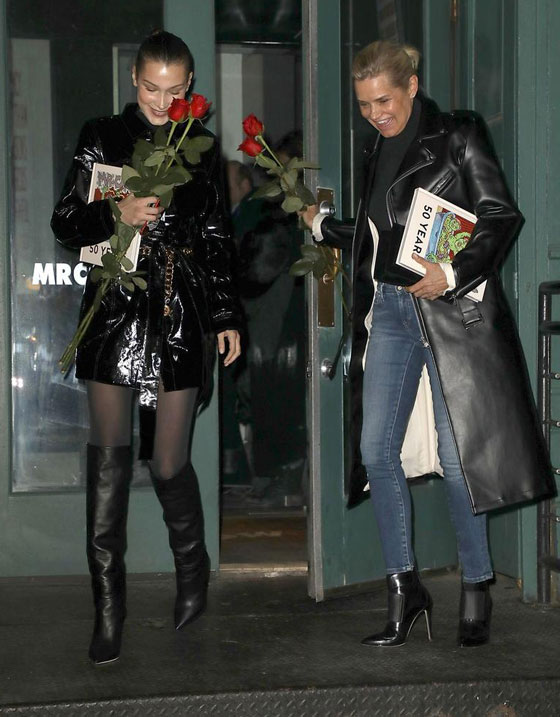 صور مشاهير يرتدون هم وابنائهم نفس الزي بينهم أمراء ونجوم صورة رقم 21