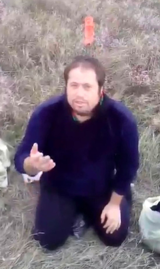 فيديو مروع.. رجل روسي غرس سكينا في رأسه لمساعدته على التنفس! صورة رقم 1 فيديو مروع.. رجل روسي غرس سكينا في رأسه لمساعدته على التنفس! صورة رقم 1