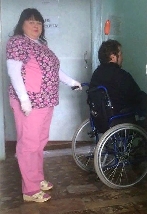 فيديو مروع.. رجل روسي غرس سكينا في رأسه لمساعدته على التنفس! صورة رقم 7 فيديو مروع.. رجل روسي غرس سكينا في رأسه لمساعدته على التنفس! صورة رقم 7