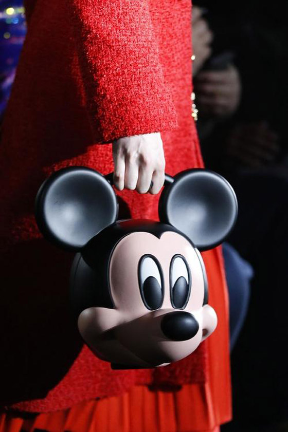 حقيبة السلة والقبعة.. إليكم أغرب 10 حقائب من أسابيع موضة الربيع صورة رقم 3 حقيبة السلة والقبعة.. إليكم أغرب 10 حقائب من أسابيع موضة الربيع صورة رقم 3
