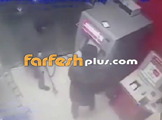 فيديو صادم.. سرقة جهاز صراف آلي وجره في الشارع في إسرائيل صورة رقم 1 فيديو صادم.. سرقة جهاز صراف آلي وجره في الشارع في إسرائيل صورة رقم 1