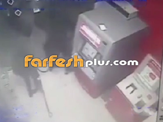 فيديو صادم.. سرقة جهاز صراف آلي وجره في الشارع في إسرائيل صورة رقم 2 فيديو صادم.. سرقة جهاز صراف آلي وجره في الشارع في إسرائيل صورة رقم 2