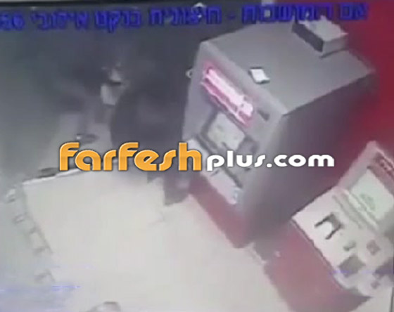 فيديو صادم.. سرقة جهاز صراف آلي وجره في الشارع في إسرائيل صورة رقم 3 فيديو صادم.. سرقة جهاز صراف آلي وجره في الشارع في إسرائيل صورة رقم 3