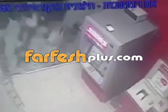 فيديو صادم.. سرقة جهاز صراف آلي وجره في الشارع في إسرائيل صورة رقم 4 فيديو صادم.. سرقة جهاز صراف آلي وجره في الشارع في إسرائيل صورة رقم 4