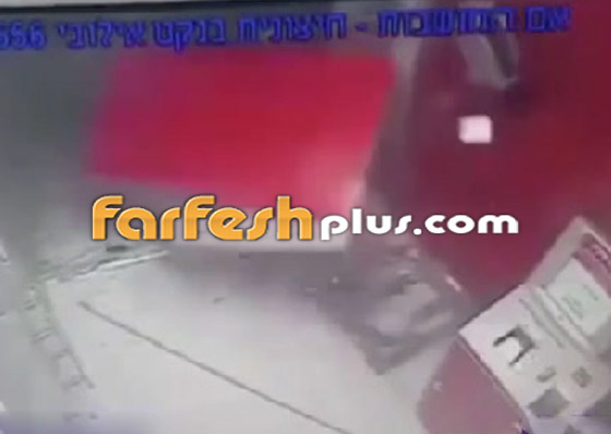 فيديو صادم.. سرقة جهاز صراف آلي وجره في الشارع في إسرائيل صورة رقم 6 فيديو صادم.. سرقة جهاز صراف آلي وجره في الشارع في إسرائيل صورة رقم 6