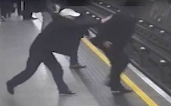 فيديو صادم: مريض نفسي يدفع عجوزا على قضبان قطار قبل ثوان من وصوله! صورة رقم 7 فيديو صادم: مريض نفسي يدفع عجوزا على قضبان قطار قبل ثوان من وصوله! صورة رقم 7