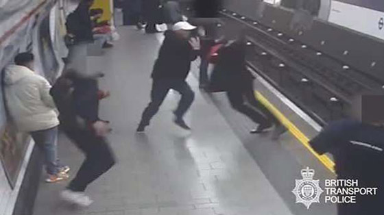 فيديو صادم: مريض نفسي يدفع عجوزا على قضبان قطار قبل ثوان من وصوله! صورة رقم 8 فيديو صادم: مريض نفسي يدفع عجوزا على قضبان قطار قبل ثوان من وصوله! صورة رقم 8
