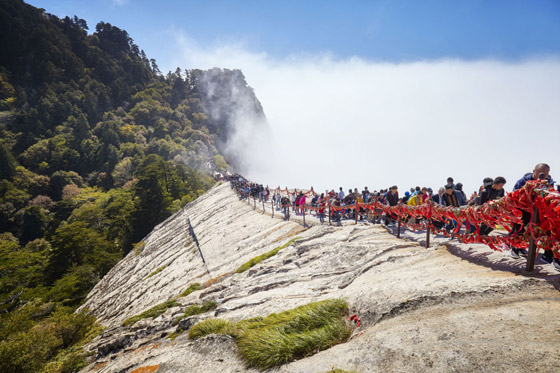 لا تنظر للأسفل! أخطر 10 مسارات وممرات جبلية في العالم لعشاق الإثارة صورة رقم 9