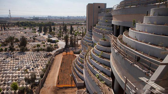 تعرفوا على أكبر وأغرب المقابر وأكثرها ازدحاما في مدن العالم صورة رقم 1