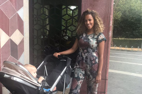صور صادمة: امرأة تصوّر طفلتها وتفاجأ بظهور أشباح خلفها من القرن الـ17! صورة رقم 1 صور صادمة: امرأة تصوّر طفلتها وتفاجأ بظهور أشباح خلفها من القرن الـ17! صورة رقم 1