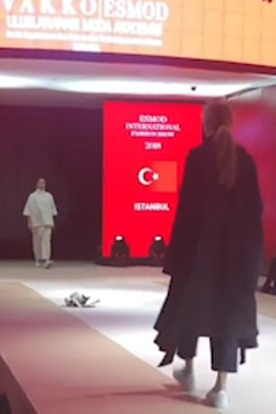 فيديو طريف.. قطة تسرق الأنظار على منصة عرض أزياء في إسطنبول صورة رقم 4