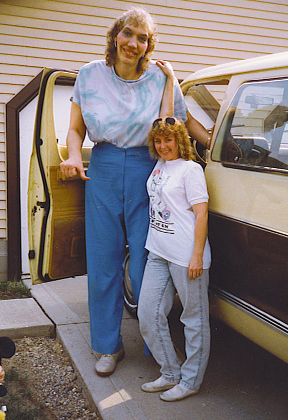 تعرفوا على أطوال نساء العالم.. أقصرهن طولها متران و17 سنتيمترا! صورة رقم 3