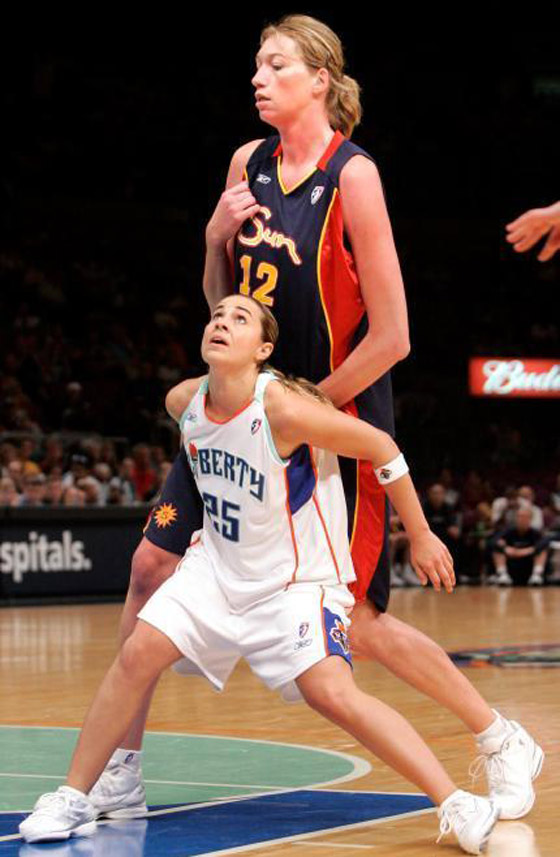 تعرفوا على أطوال نساء العالم.. أقصرهن طولها متران و17 سنتيمترا! صورة رقم 5