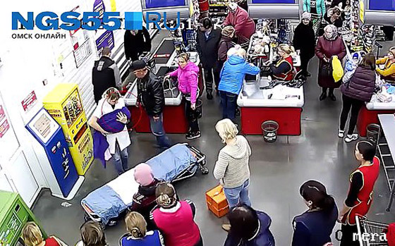 أسرع حادثة ولادة.. سيدة روسية تنجب طفلها في السوبر ماركت! فيديو صورة رقم 2 أسرع حادثة ولادة.. سيدة روسية تنجب طفلها في السوبر ماركت! فيديو صورة رقم 2