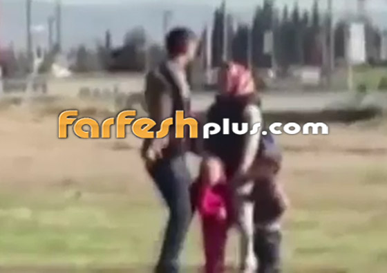 فيديو صادم لرجل يعتدي على زوجته بالضرب المبرح أمام أطفالهما بالشارع! صورة رقم 1 فيديو صادم لرجل يعتدي على زوجته بالضرب المبرح أمام أطفالهما بالشارع! صورة رقم 1