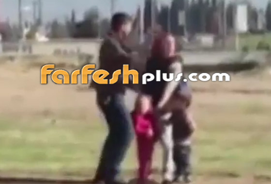 فيديو صادم لرجل يعتدي على زوجته بالضرب المبرح أمام أطفالهما بالشارع! صورة رقم 2 فيديو صادم لرجل يعتدي على زوجته بالضرب المبرح أمام أطفالهما بالشارع! صورة رقم 2
