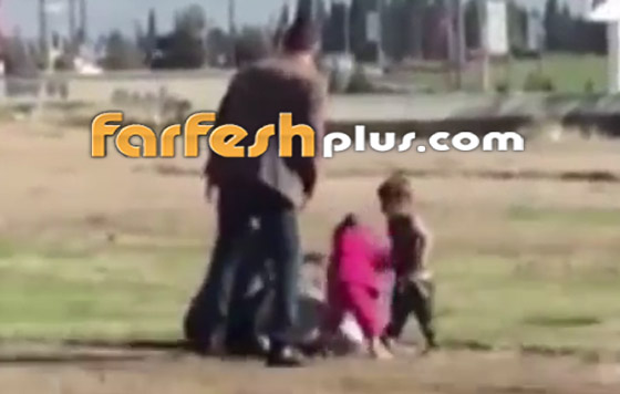 فيديو صادم لرجل يعتدي على زوجته بالضرب المبرح أمام أطفالهما بالشارع! صورة رقم 4 فيديو صادم لرجل يعتدي على زوجته بالضرب المبرح أمام أطفالهما بالشارع! صورة رقم 4