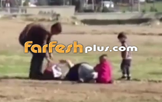 فيديو صادم لرجل يعتدي على زوجته بالضرب المبرح أمام أطفالهما بالشارع! صورة رقم 6 فيديو صادم لرجل يعتدي على زوجته بالضرب المبرح أمام أطفالهما بالشارع! صورة رقم 6