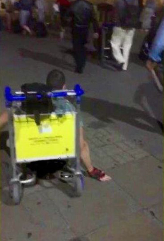 شاب مشلول يقاضي مطارا دوليا بعد تعرضه للإهانة.. فيديو وصور صورة رقم 6 شاب مشلول يقاضي مطارا دوليا بعد تعرضه للإهانة.. فيديو وصور صورة رقم 6