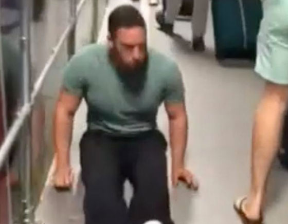 شاب مشلول يقاضي مطارا دوليا بعد تعرضه للإهانة.. فيديو وصور صورة رقم 3 شاب مشلول يقاضي مطارا دوليا بعد تعرضه للإهانة.. فيديو وصور صورة رقم 3