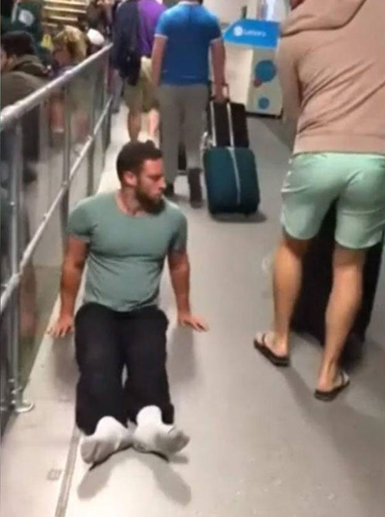 شاب مشلول يقاضي مطارا دوليا بعد تعرضه للإهانة.. فيديو وصور صورة رقم 4 شاب مشلول يقاضي مطارا دوليا بعد تعرضه للإهانة.. فيديو وصور صورة رقم 4