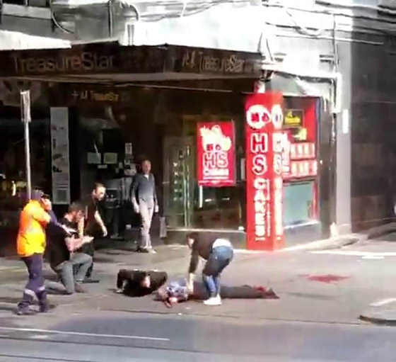فيديو وصور: عملية طعن في ملبورن الأسترالية وسقوط قتيل وجرحى! صورة رقم 8 فيديو وصور: عملية طعن في ملبورن الأسترالية وسقوط قتيل وجرحى! صورة رقم 8