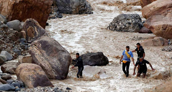 الكارثة تتجدد: ارتفاع عدد الضحايا وإجلاء الآلاف جراء السيول والأمطار في الأردن صورة رقم 2 الكارثة تتجدد: ارتفاع عدد الضحايا وإجلاء الآلاف جراء السيول والأمطار في الأردن صورة رقم 2