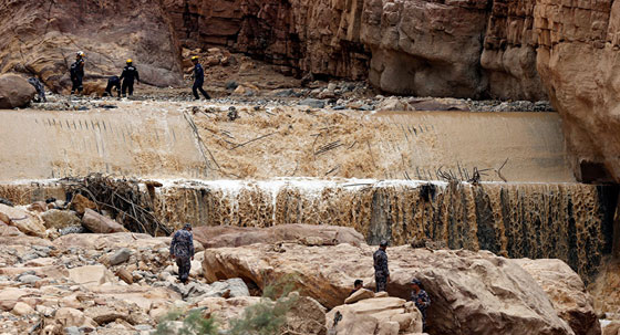 الكارثة تتجدد: ارتفاع عدد الضحايا وإجلاء الآلاف جراء السيول والأمطار في الأردن صورة رقم 3 الكارثة تتجدد: ارتفاع عدد الضحايا وإجلاء الآلاف جراء السيول والأمطار في الأردن صورة رقم 3