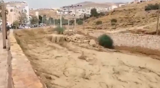 الكارثة تتجدد: ارتفاع عدد الضحايا وإجلاء الآلاف جراء السيول والأمطار في الأردن صورة رقم 16 الكارثة تتجدد: ارتفاع عدد الضحايا وإجلاء الآلاف جراء السيول والأمطار في الأردن صورة رقم 16