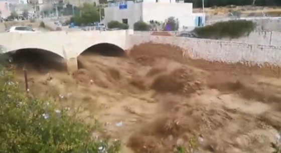 الكارثة تتجدد: ارتفاع عدد الضحايا وإجلاء الآلاف جراء السيول والأمطار في الأردن صورة رقم 18 الكارثة تتجدد: ارتفاع عدد الضحايا وإجلاء الآلاف جراء السيول والأمطار في الأردن صورة رقم 18