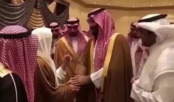 فيديو: كيف رد ولي العهد محمد بن سلمان على مسن سعودي دعاه لشرب القهوة؟ صورة رقم 1 فيديو: كيف رد ولي العهد محمد بن سلمان على مسن سعودي دعاه لشرب القهوة؟ صورة رقم 1