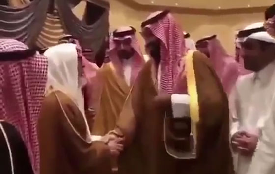 فيديو: كيف رد ولي العهد محمد بن سلمان على مسن سعودي دعاه لشرب القهوة؟ صورة رقم 2 فيديو: كيف رد ولي العهد محمد بن سلمان على مسن سعودي دعاه لشرب القهوة؟ صورة رقم 2