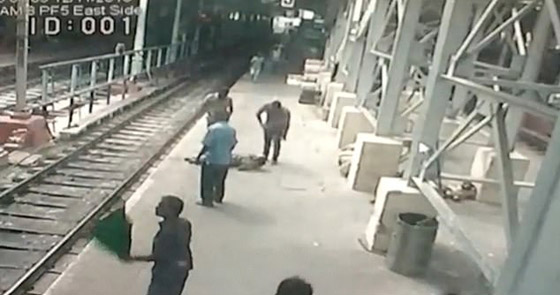 فيديو صادم: لحظة إنقاذ سيدة علقت بقطار متحرك صورة رقم 5