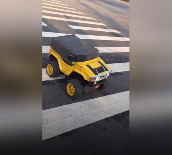 فيديو مدهش: مخترع صيني يحول نفسه إلى سيارة متحركة صورة رقم 3