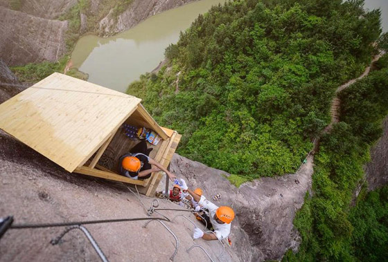 استراحة متعلقة.. متنزه بالصين يعرض أغرب وأخطر متجر في العالم! صورة رقم 1