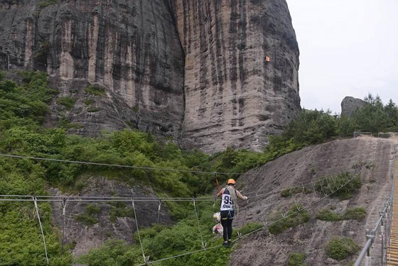 استراحة متعلقة.. متنزه بالصين يعرض أغرب وأخطر متجر في العالم! صورة رقم 5