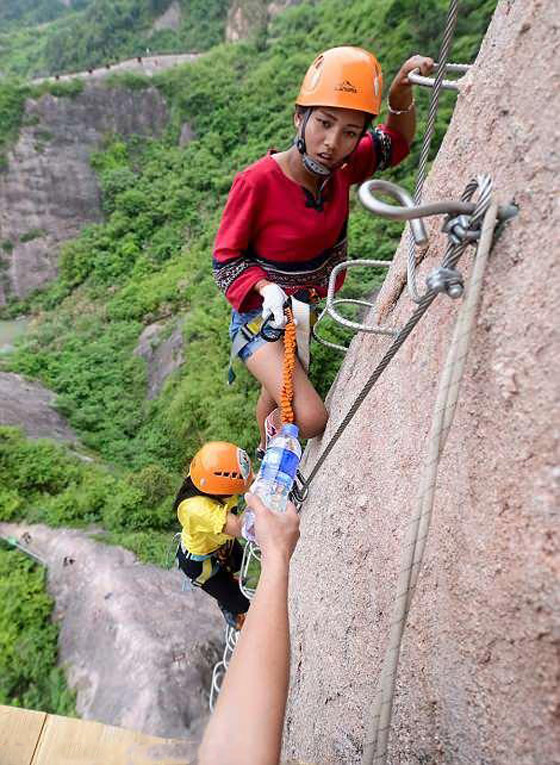 استراحة متعلقة.. متنزه بالصين يعرض أغرب وأخطر متجر في العالم! صورة رقم 3