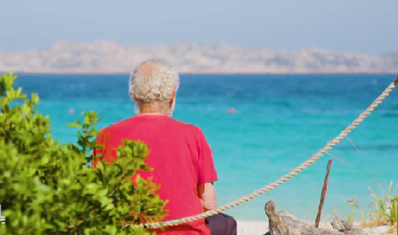 بالفيديو.. رجل يعيش لوحده على جزيرة جنة الأرض منذ عشرات السنين صورة رقم 4