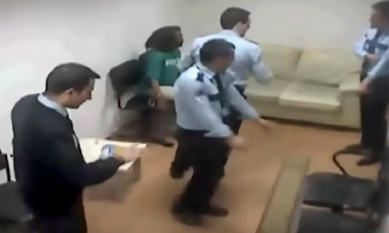 القبض على 4 ضباط شرطة أتراك اعتدوا على مسافرة أمريكية فتسببوا بوفاتها صورة رقم 3